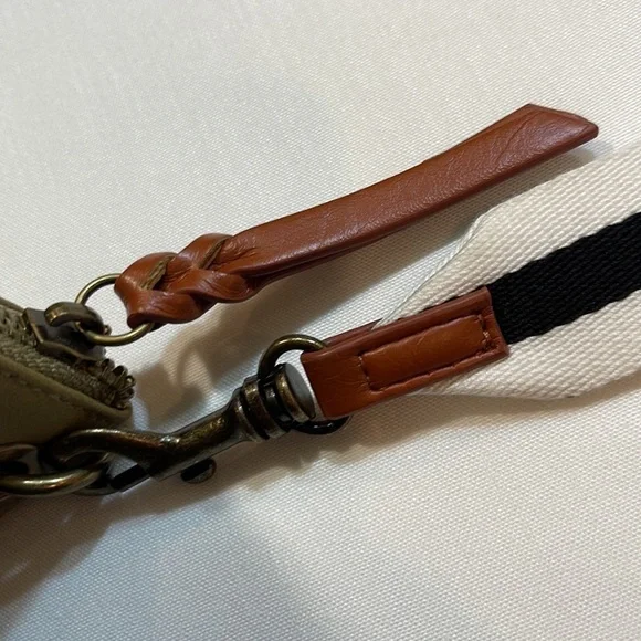 UNIVERSAL THREAD Green zippered wristlet - Picture 5 of 11